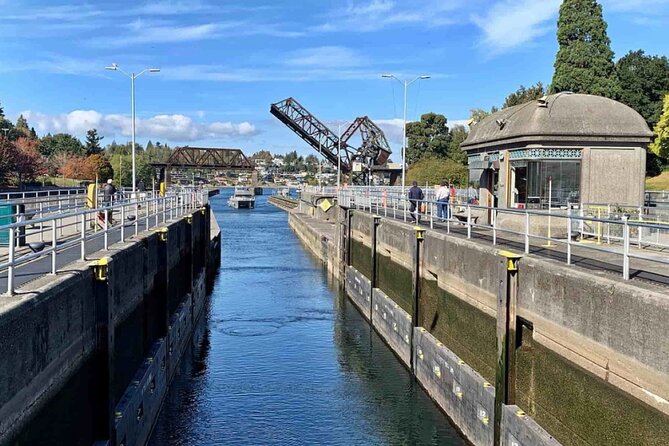 City Sightseeing Seattle HOHO Bus and Locks or Harbour Cruise - Audio guide and headphones: the low-friction way to get the story