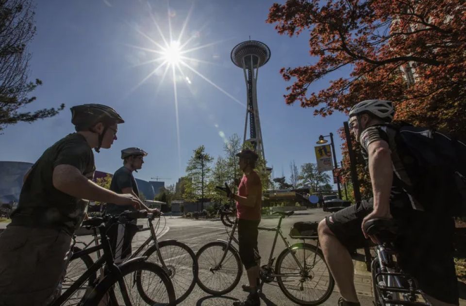 Seattle: 3 Hour Emerald City Bike Tour - Queen Anne and Seattle Center: Space Needle Up Close