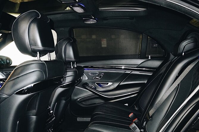 Seattle Arrival Chauffeur Driven Airport Transport - The Ride Details: 30–40 Minutes, Executive Sedan, Door-to-Door Comfort