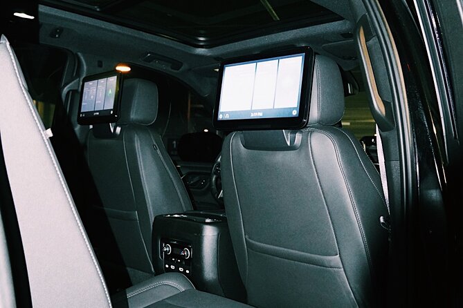 Seattle Arrival Chauffeur Driven Transport by Executive SUV - Your Ride: Late-Model SUV, WiFi, and What to Expect In Practice