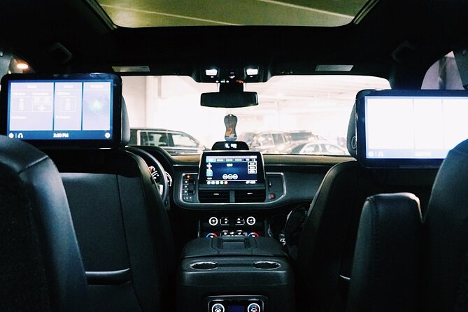 Seattle Arrival Chauffeur Driven Transport by Executive SUV - Flight Tracking and Notifications: The Part You’ll Actually Feel