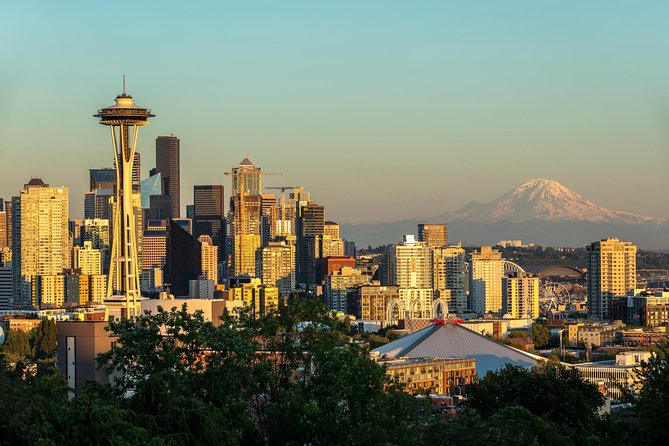 Seattle Cruise Excursion: Private Grand City Tour - Kerry Park and Queen Anne Hill: clear-day photo time