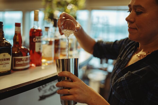 Seattle Hands On Cocktail Class - Cocktail Class at Lake Union: The Hands-On Part That Counts